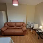 The Cosy Newcourt House, 6-Sleeper - 15 Minutes From Zone 1 Central London