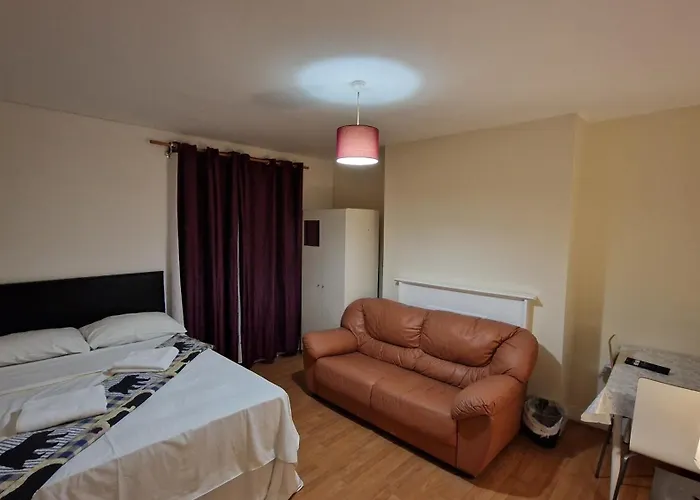 The Cosy Newcourt House, 6-Sleeper - 15 Minutes From Zone 1 Central London