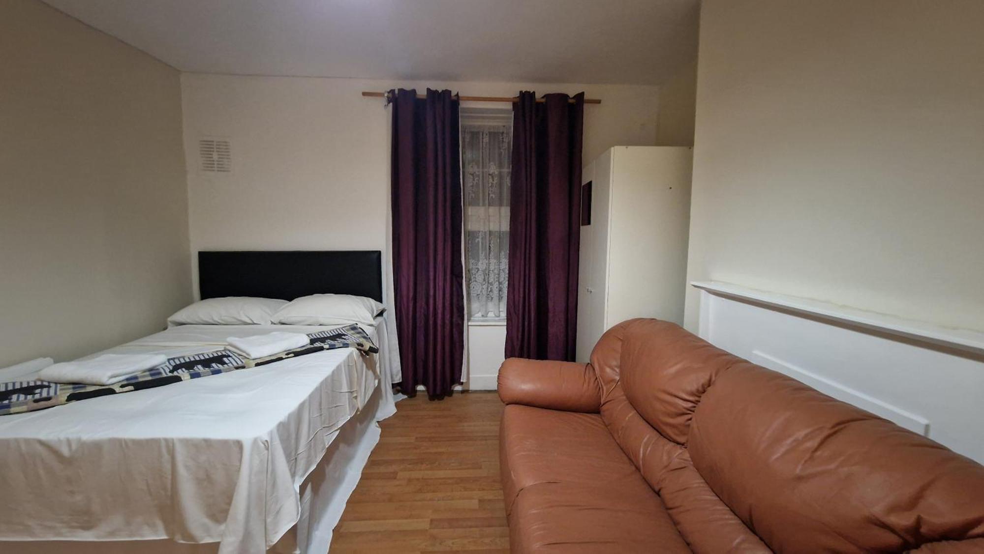 The Cosy Newcourt House, 6-sleeper - 15 Minutes From Zone 1 *