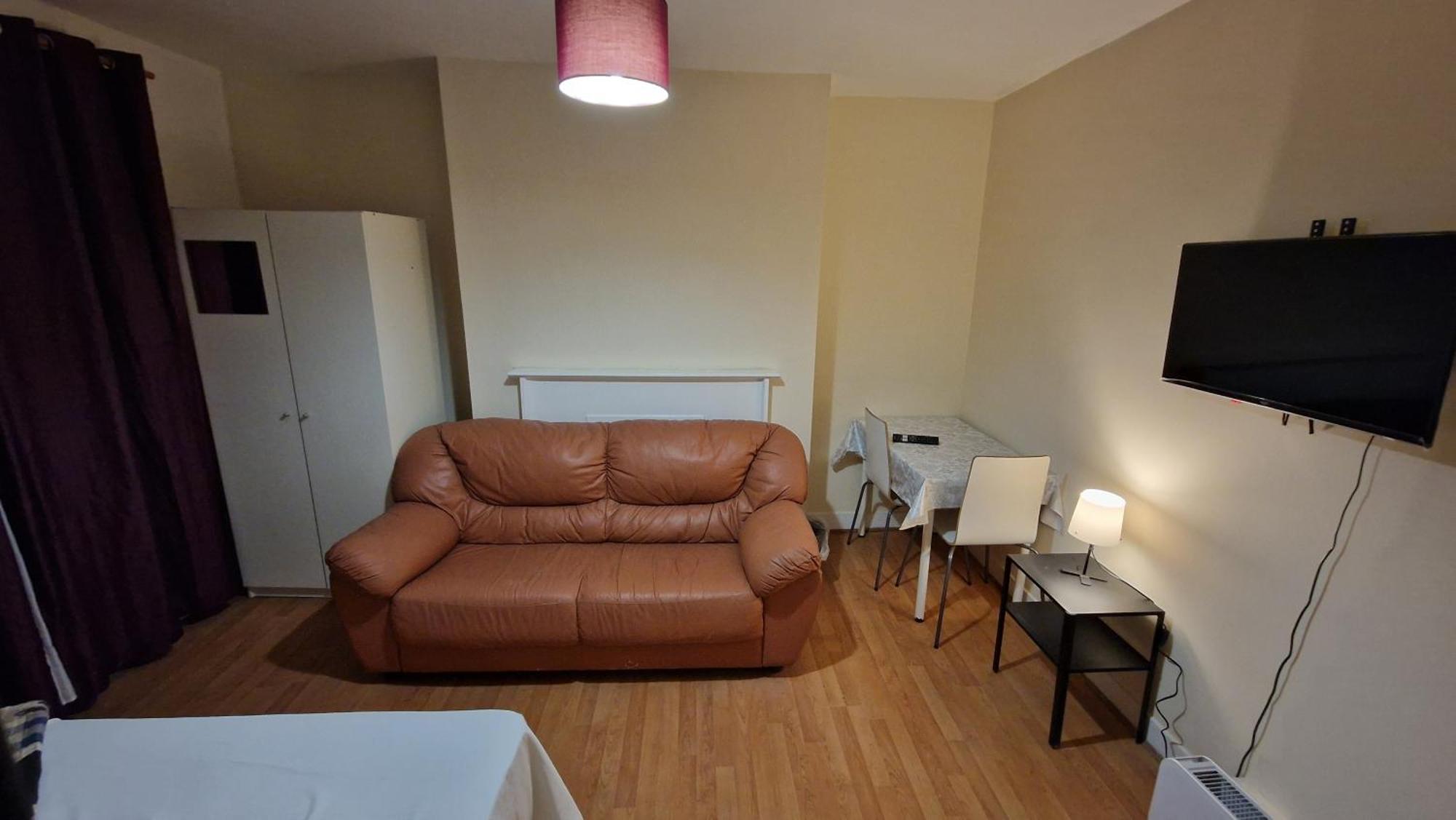 The Cosy Newcourt House, 6-sleeper - 15 Minutes From Zone 1 Appartamento *