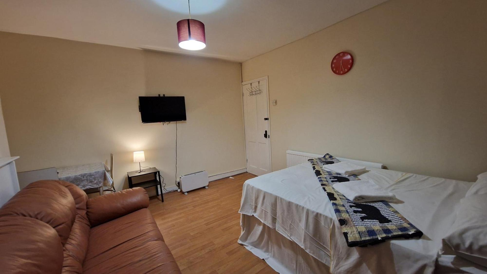The Cosy Newcourt House, 6-sleeper - 15 Minutes From Zone 1