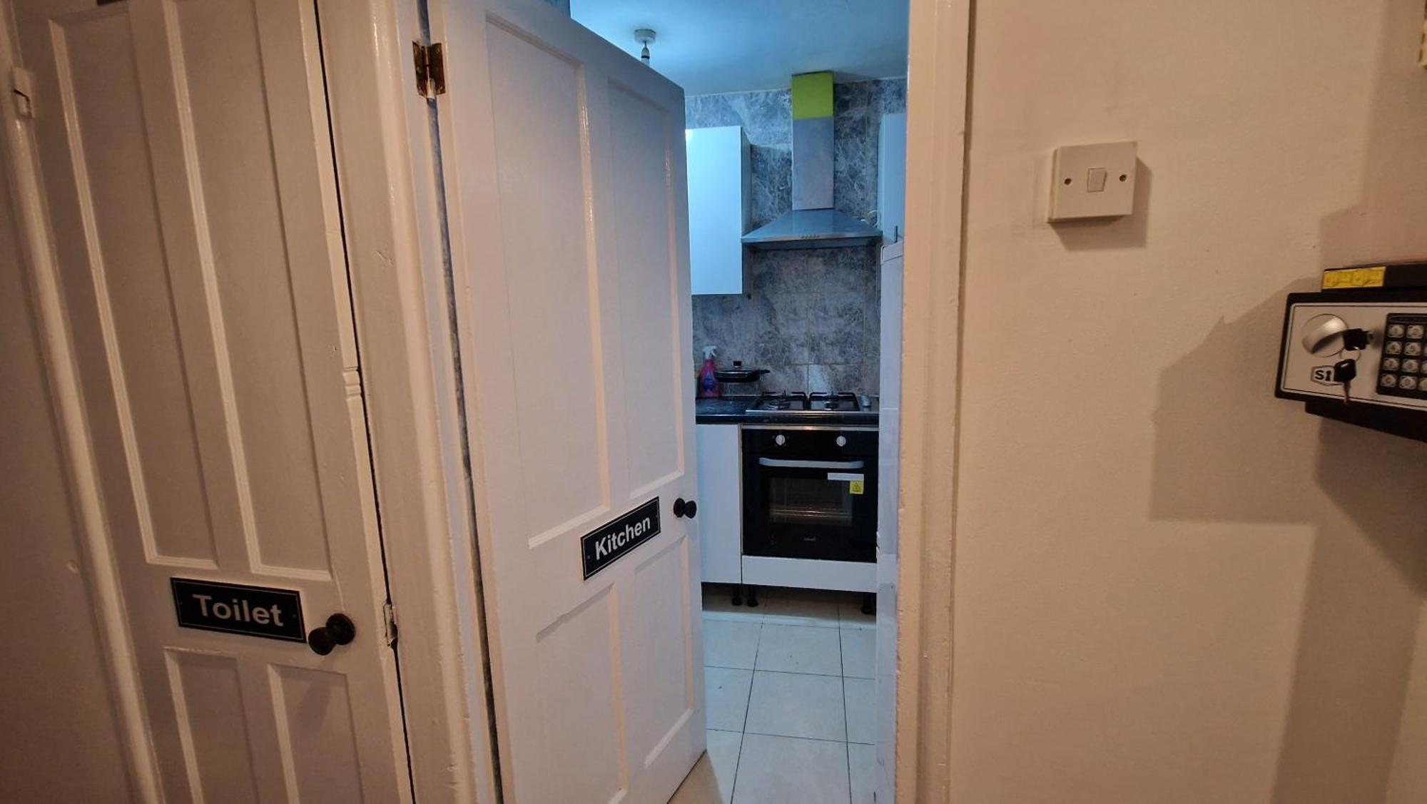 The Cosy Newcourt House, 6-sleeper - 15 Minutes From Zone 1