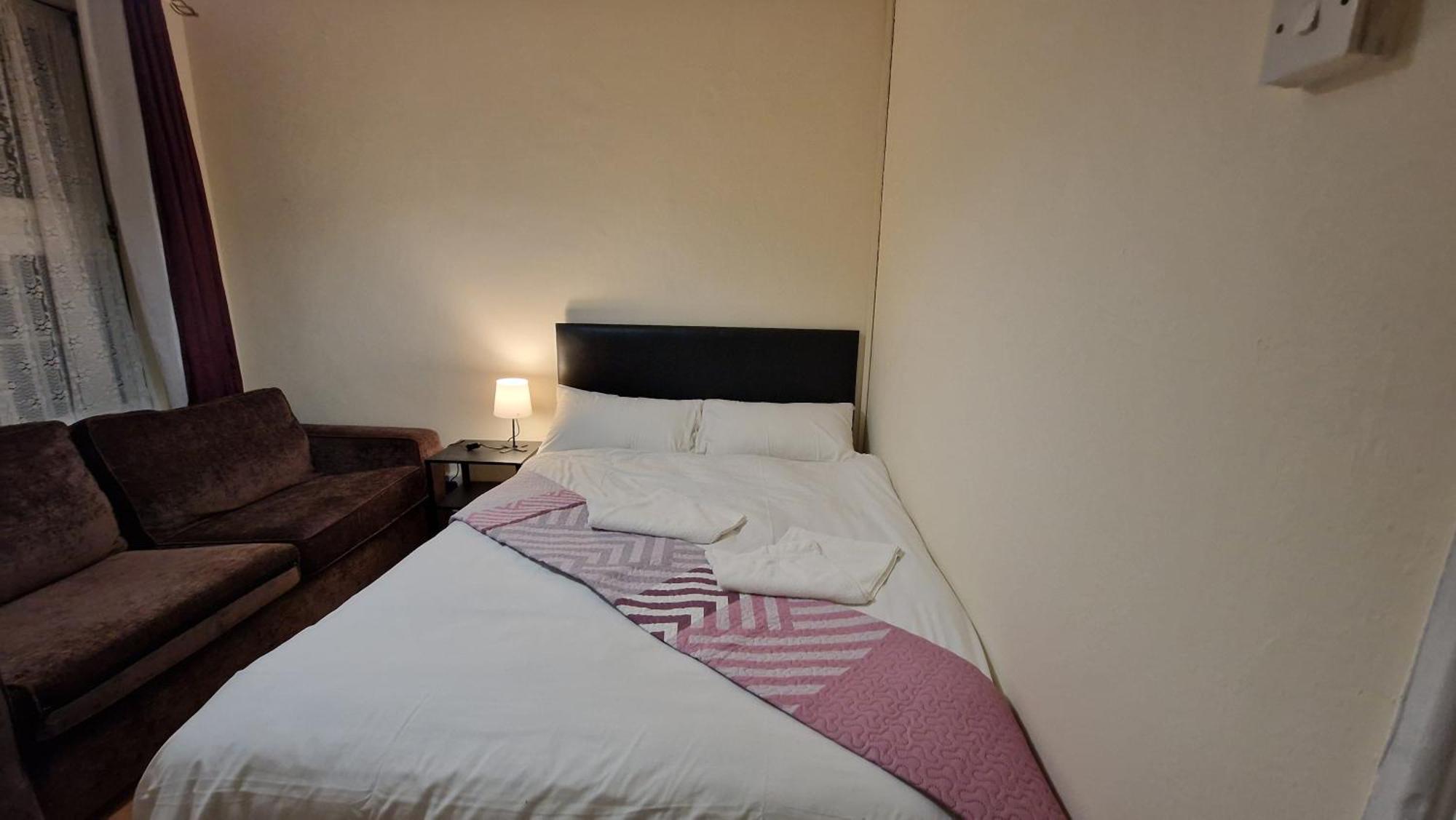 The Cosy Newcourt House, 6-sleeper - 15 Minutes From Zone 1 *