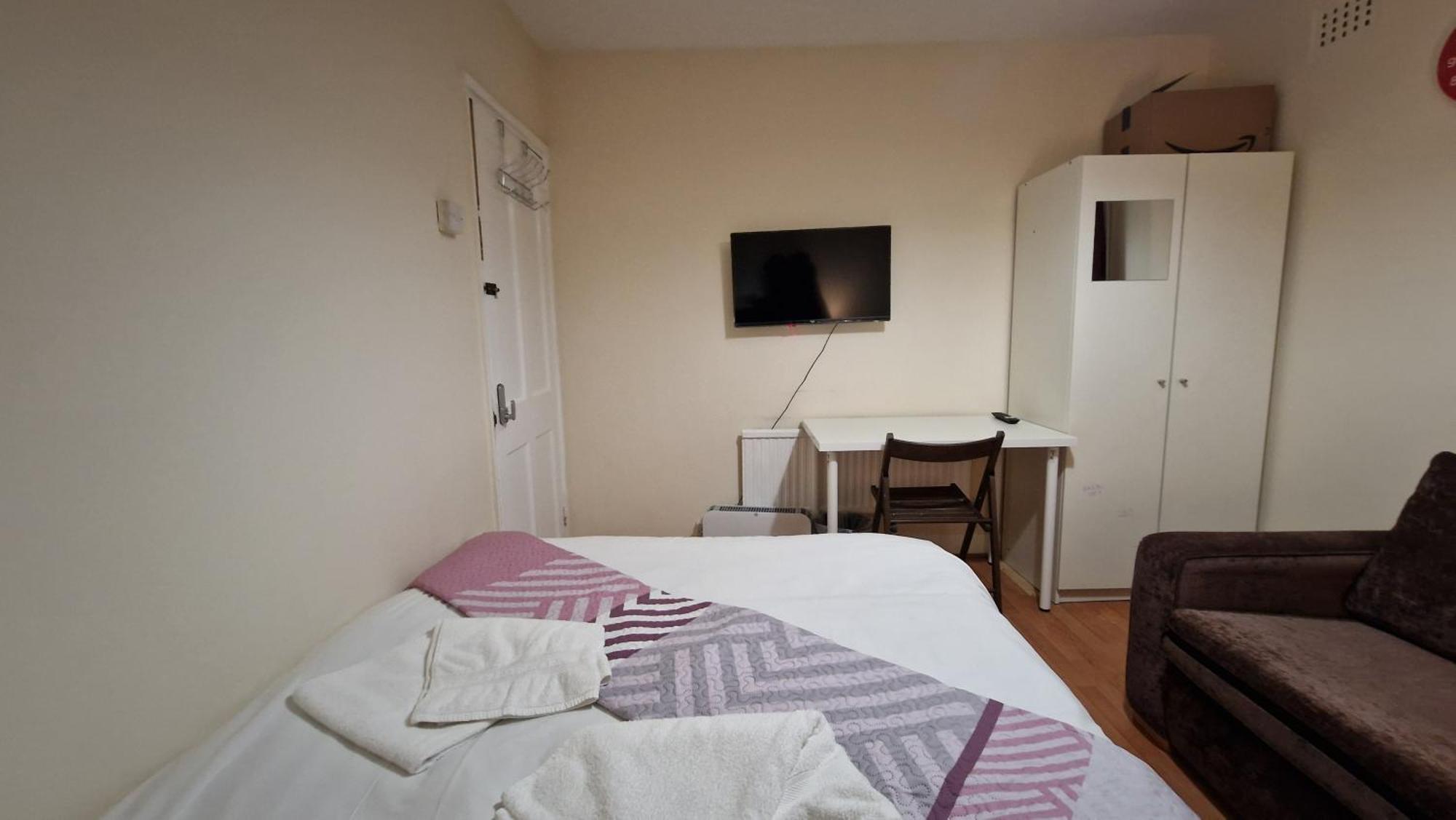 The Cosy Newcourt House, 6-sleeper - 15 Minutes From Zone 1 *